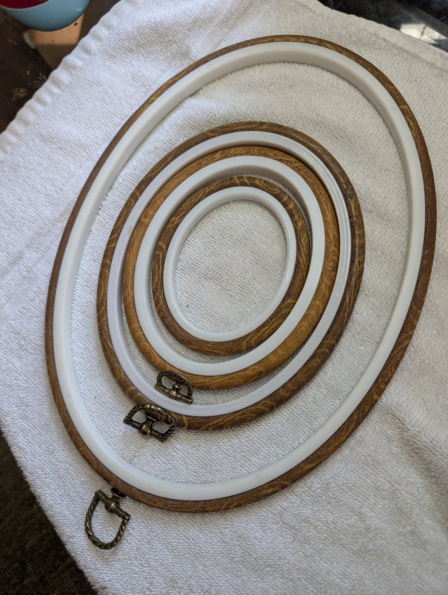 Rubber and Plastic Oval Embroidery Hoop Set